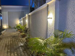 een gebouw met planten aan de zijkant bij Prestine Apartments in Abuja