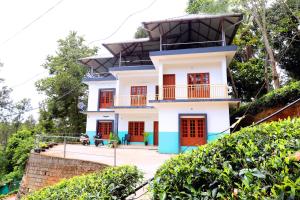 une maison au sommet d'une colline dans l'établissement Tea Haze Cottage, à Anachal 10 autres photos