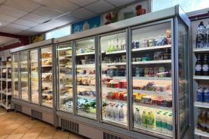 ein großer Kühlschrank mit vielen Getränken in der Unterkunft Onda Camping Village in Ardea