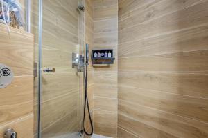 Koupelna v ubytování h2h COREhome, smART apt in Piraeus heart + 14 fotografií