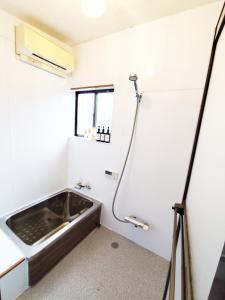 a bathroom with a sink and a mirror at 12名迄OK 5LDK ビーチまで徒歩3分 BBQ完備 駐車場5台White sun villa in Shirako
