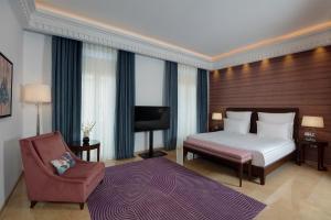 una habitación de hotel con una cama y una silla en Le Gray, en Beirut 16 fotos más