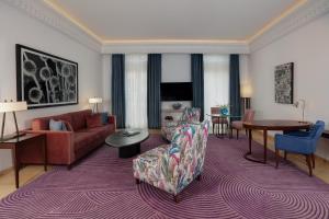 una sala de estar con un sofá y una mesa en Le Gray, en Beirut