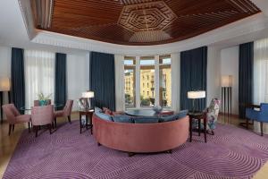 Un vestíbulo de hotel con un gran sofá redondo en el centro en Le Gray, en Beirut