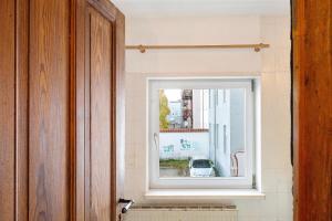 a window with a view of a street at Fuchsbau In Der Ktv in Gehlsdorf +14 photos