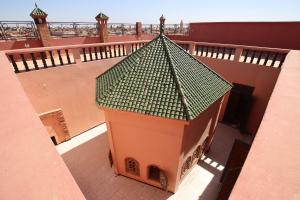 Vista aérea de un edificio con techo verde en Emerald palace, en Marrakech