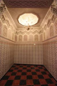 Habitación vacía con techo con lámpara de araña en Emerald palace, en Marrakech