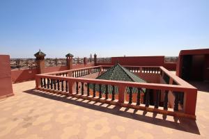 una barandilla en un balcón con vista al mar en Emerald palace, en Marrakech 10 fotos más