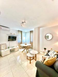 トレモリノスにあるApartamentos J&Kのソファとテーブルのあるリビングルーム