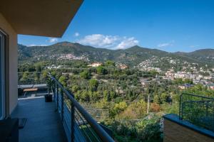un balcone con vista su una montagna di Luce Di Mare ad Alassio