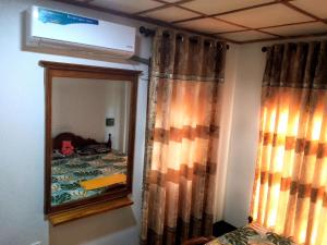- une chambre avec un miroir et un lit avec des rideaux dans l'établissement Nature's peak Udawalawa, à Uda Walawe 15 autres photos