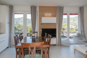 una cucina e una sala da pranzo con tavolo e sedie di Luce Di Mare ad Alassio