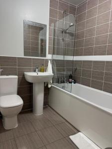 Phòng tắm tại 4Bed 3 Bath Home I Sleeps 7-9 I Family & Contractors I Parking +23 ảnh