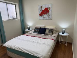 Postel nebo postele na pokoji v ubytování MetaWise Charming Retreat at Huntingdale E4