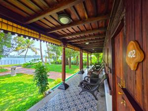 een rij banken op een veranda bij Vedic Village Retreat Kodungallur in Cochin