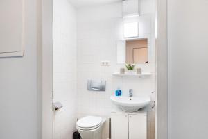 Koupelna v ubytování Nahe Airport Ber Maisonettewohnung + 12 fotografií