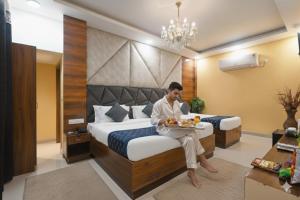 Postel nebo postele na pokoji v ubytování Hotel Prime Caves Near IGI Airport