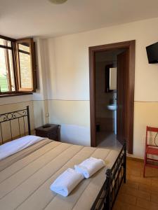 ein Schlafzimmer mit einem Bett mit zwei Handtüchern darauf in der Unterkunft Assisi, Acutis apartments in Assisi