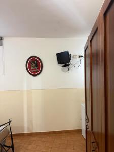ein Zimmer mit einem Fernseher an einer weißen Wand in der Unterkunft Assisi, Acutis apartments in Assisi
