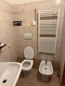 ein Badezimmer mit einer weißen Toilette und einem Waschbecken in der Unterkunft Assisi, Acutis apartments in Assisi + 10 Fotos