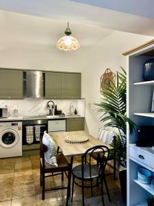 a kitchen with a table and chairs in a room at 1Bd Apt City Centre Contractor Friendly in Wolverhampton