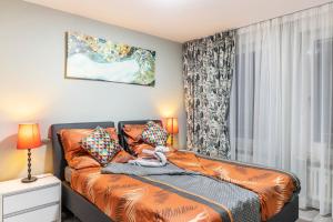 a living room with a couch and a window at Nahe Airport Ber Adlershof in Schönefeld