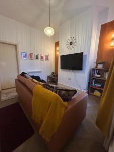 a living room with a couch and a tv at 1Bd Apt City Centre Contractor Friendly in Wolverhampton