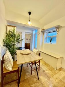 a dining room with a table and chairs and a window at 1Bd Apt City Centre Contractor Friendly in Wolverhampton +15 photos