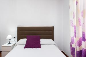 - une chambre avec un oreiller violet sur un lit dans l'établissement Apartamento Terraza Los Realejos, à Los Realejos