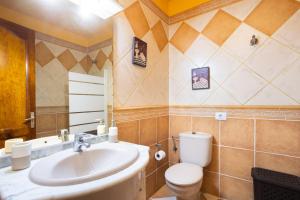une salle de bains avec toilettes et lavabo dans l'établissement Apartamento Terraza Los Realejos, à Los Realejos 20 autres photos