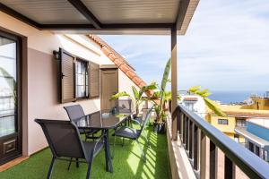 un balcon avec une table et des chaises sur un balcon dans l'établissement Apartamento Terraza Los Realejos, à Los Realejos