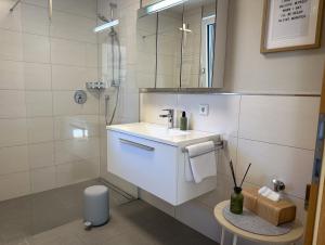 Ένα μπάνιο στο "FOUR" - Premium Apartments Seekirchen, Stilvolle 3-Zimmer Wohnung mit Balkon +25 φωτογραφίες