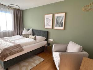 Ένα ή περισσότερα κρεβάτια σε δωμάτιο στο "FOUR" - Premium Apartments Seekirchen, Stilvolle 3-Zimmer Wohnung mit Balkon