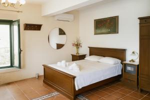 una camera da letto con un letto e uno specchio di Polytropon Studio ground floor a Cefalonia