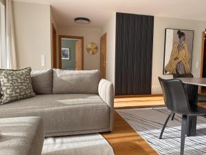 Χώρος καθιστικού στο "FOUR" - Premium Apartments Seekirchen, Stilvolle 3-Zimmer Wohnung mit Balkon