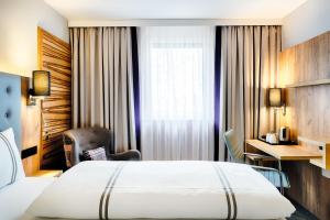 een hotelkamer met een bed en een bureau bij Premier Inn Lindau in Lindau