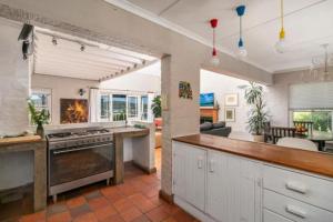 Una cocina o cocineta en Hillside Homestead - Rustic Farm Style Stay!