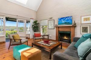 Una televisión o centro de entretenimiento en Hillside Homestead - Rustic Farm Style Stay!