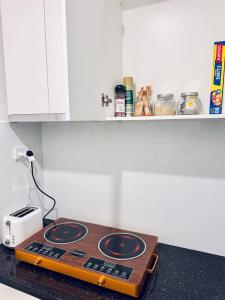 Cozy Retreat close to Monash Uni and Chadstone SS في Oakleigh South: موقد فوق كونتر في مطبخ +12 صورة