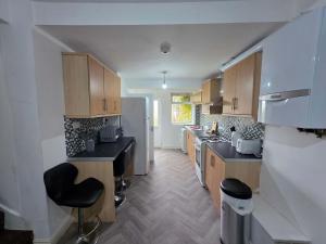 Η κουζίνα ή μικρή κουζίνα στο Inviting 3-Bed Home in Worksop with Street Parking