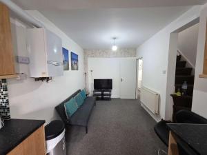 Μια τηλεόραση ή/και κέντρο ψυχαγωγίας στο Inviting 3-Bed Home in Worksop with Street Parking