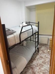 ein Schlafzimmer mit zwei Etagenbetten in einem Zimmer in der Unterkunft Exclusivo Apartamento COFRENTES in Cofrentes + 2 Fotos