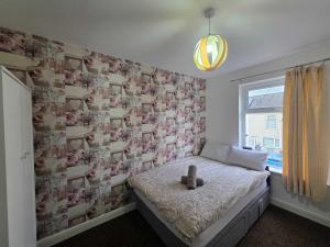 Ένα ή περισσότερα κρεβάτια σε δωμάτιο στο Inviting 3-Bed Home in Worksop with Street Parking