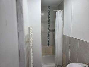 Ένα μπάνιο στο Inviting 3-Bed Home in Worksop with Street Parking +28 φωτογραφίες