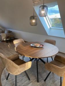 a dining room with a wooden table and chairs at Ferienwohnung Auszeit in Marsberg