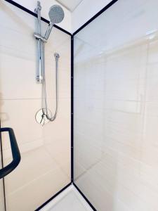 MetaWise Cozy Retreat close to Monash Uni and Chadstone U3 في Oakleigh South: دش مع باب زجاجي في الحمام