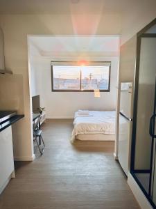 MetaWise Cozy Retreat close to Monash Uni and Chadstone U3 في Oakleigh South: غرفة نوم صغيرة بها سرير ونافذة