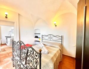 ein Schlafzimmer mit einem Bett in einem Zimmer in der Unterkunft Dimora Concept - Casa Saracena - Sea View, Terrace and Free Parking in Ranzi