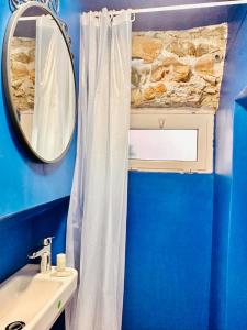 ein Badezimmer mit einem weißen Duschvorhang und einem Waschbecken in der Unterkunft Dimora Concept - Casa Saracena - Sea View, Terrace and Free Parking in Ranzi