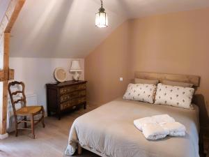 een slaapkamer met een bed met twee handdoeken erop bij Ker Loal 